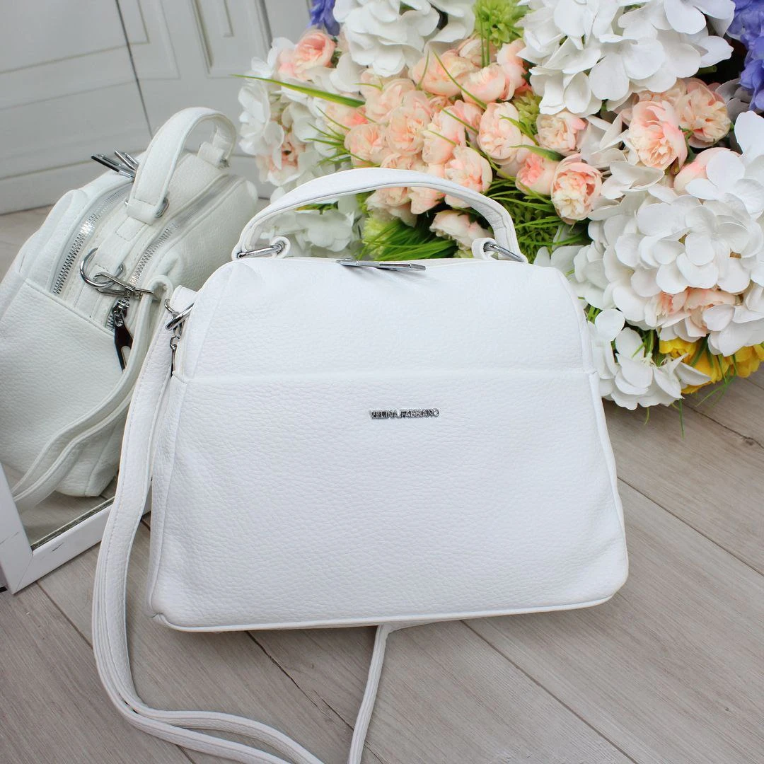Жіноча біла сумка через плече з екошкіри з регульованим ременем