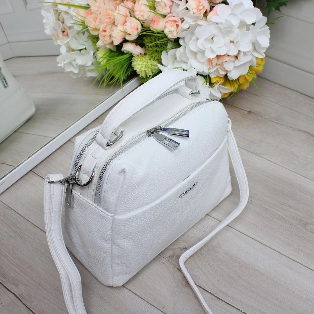 Жіноча біла сумка через плече з екошкіри з регульованим ременем