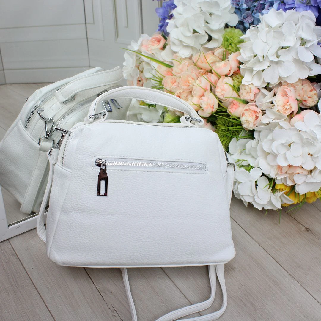 Жіноча біла сумка через плече з екошкіри з регульованим ременем