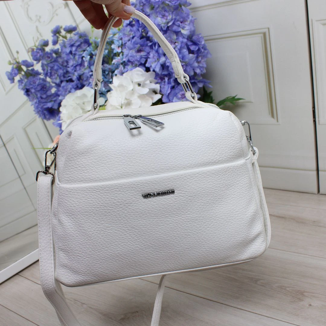 Жіноча біла сумка через плече з екошкіри з регульованим ременем
