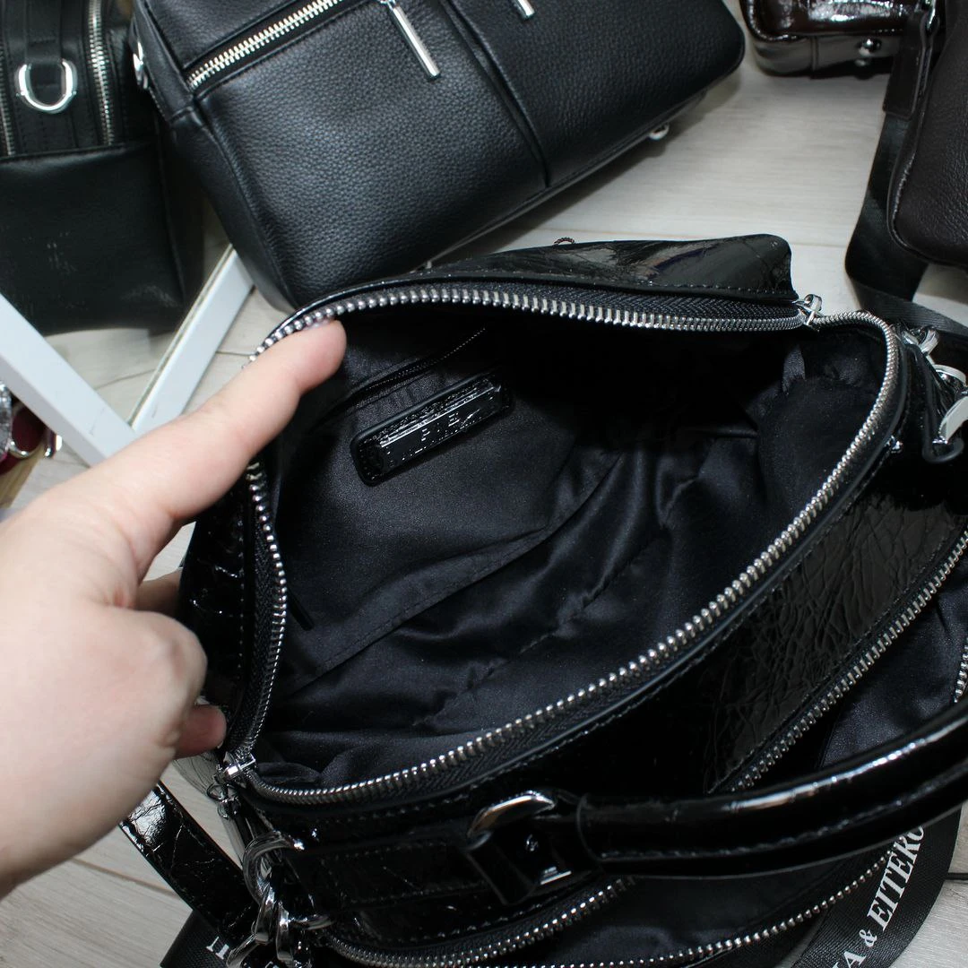 Жіноча чорна шкіряна сумка Polina&Eiterou ламаний лак через плече