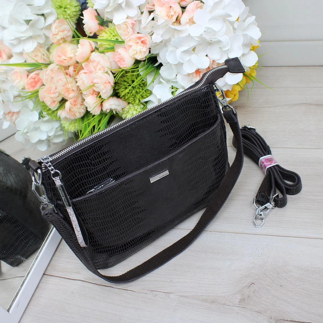 Жіноча шоколадна сумка через плече з натуральної лазерної шкіри