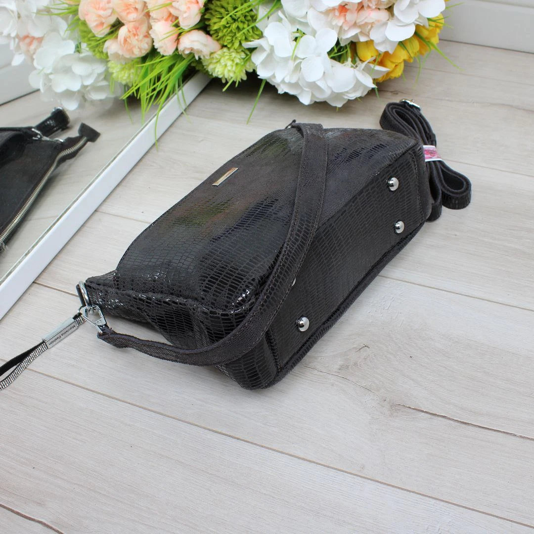 Жіноча шоколадна сумка через плече з натуральної лазерної шкіри