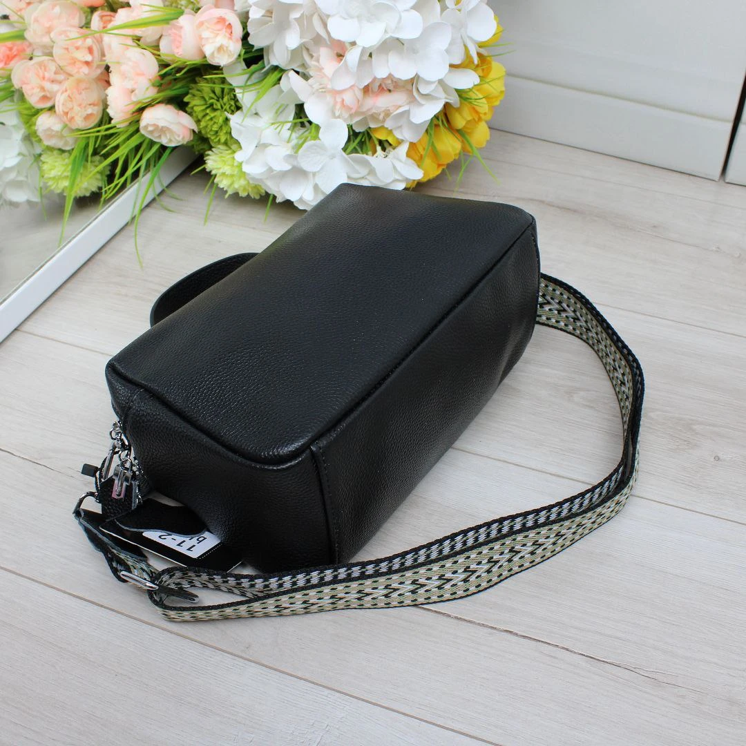 Жіноча чорна сумка крос-боді з натуральної шкіри через плече