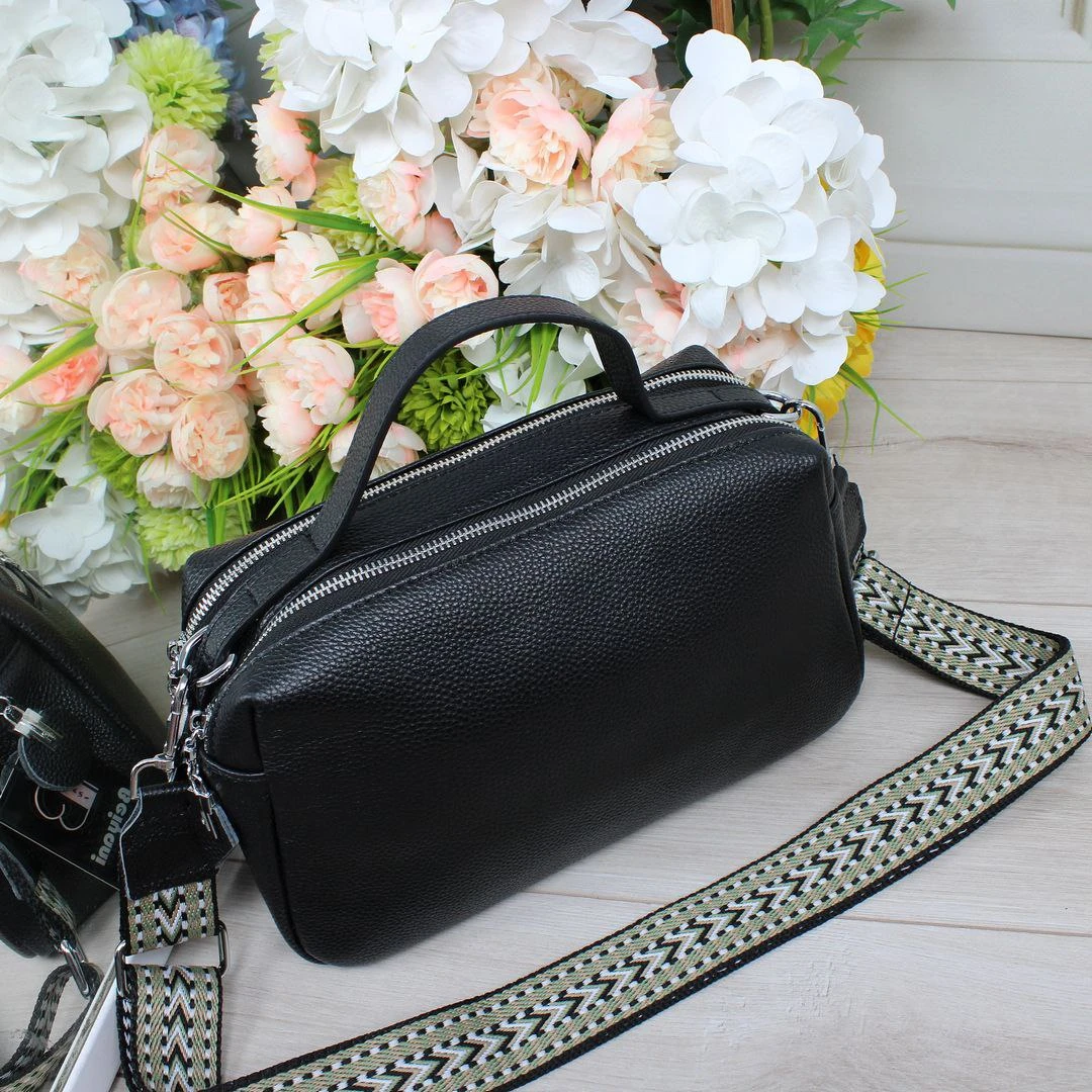 Жіноча чорна сумка крос-боді з натуральної шкіри через плече