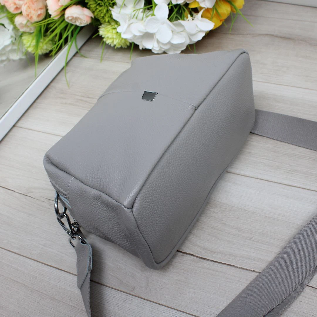 Жіноча сіра сумка крос-боді з натуральної шкіри на два відділення