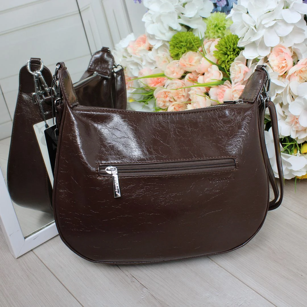 Класична жіноча сумка кольору шоколад із лакованої екошкіри