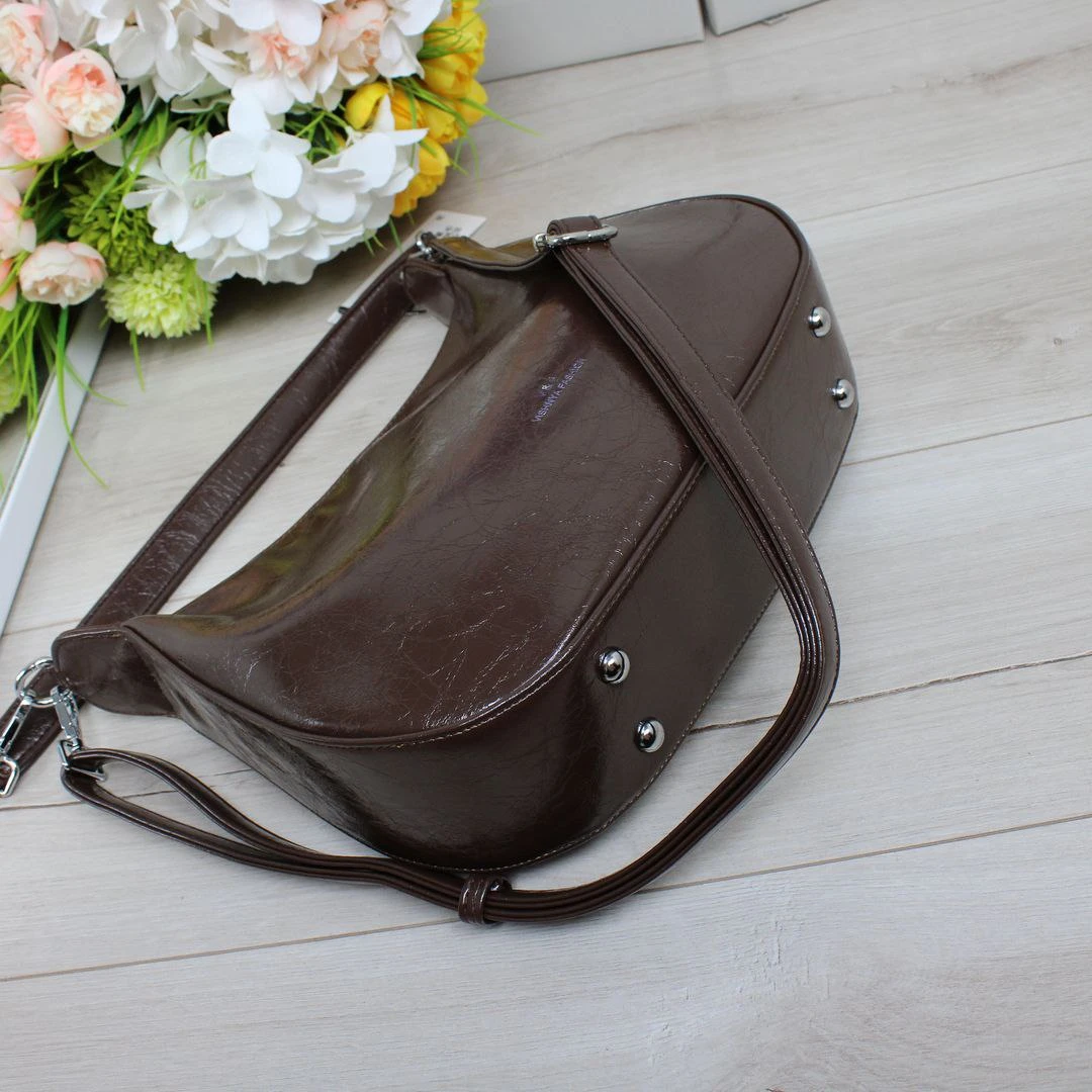 Класична жіноча сумка кольору шоколад із лакованої екошкіри