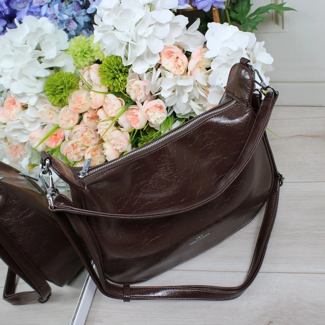 Класична жіноча сумка кольору шоколад із лакованої екошкіри