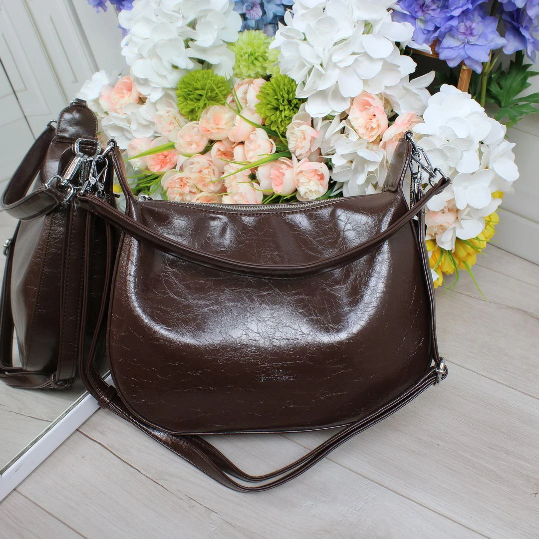 Класична жіноча сумка кольору шоколад із лакованої екошкіри