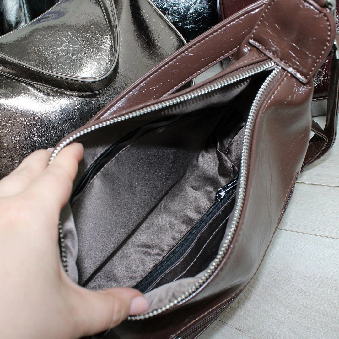 Класична жіноча сумка кольору шоколад із лакованої екошкіри