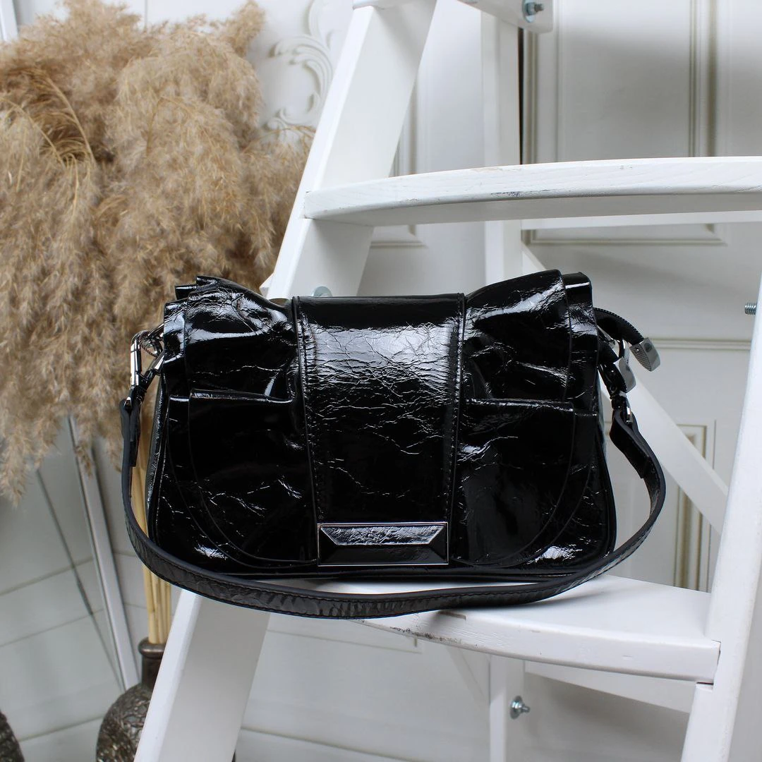 Чорна жіноча шкіряна сумка Polina & Eiterou через плече (ламаний лак)