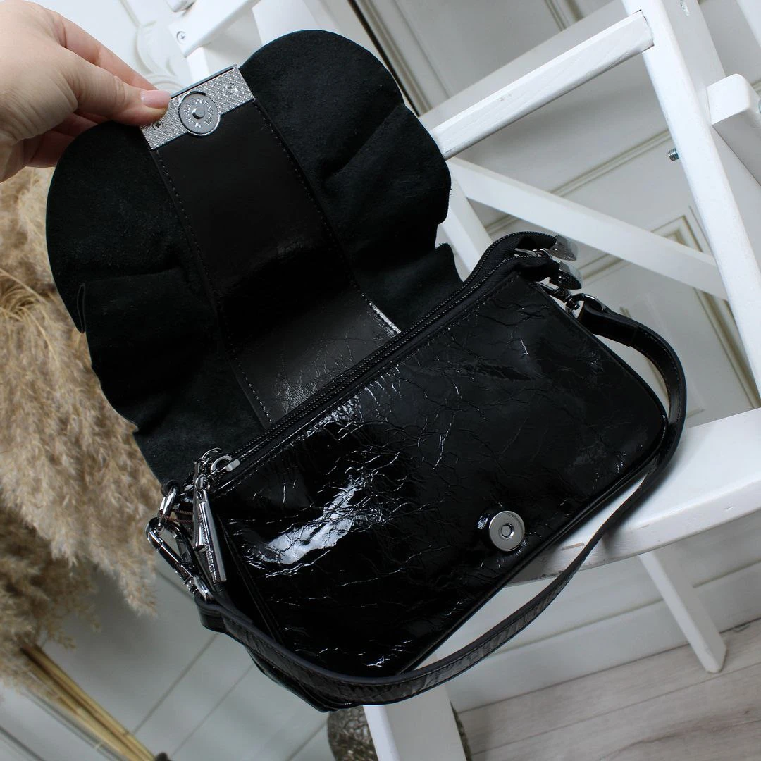 Чорна жіноча шкіряна сумка Polina & Eiterou через плече (ламаний лак)