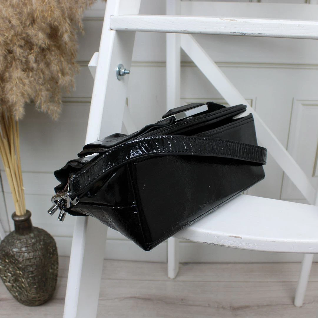 Чорна жіноча шкіряна сумка Polina & Eiterou через плече (ламаний лак)