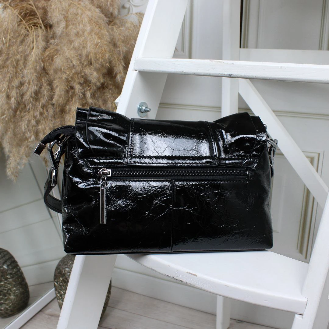 Чорна жіноча шкіряна сумка Polina & Eiterou через плече (ламаний лак)