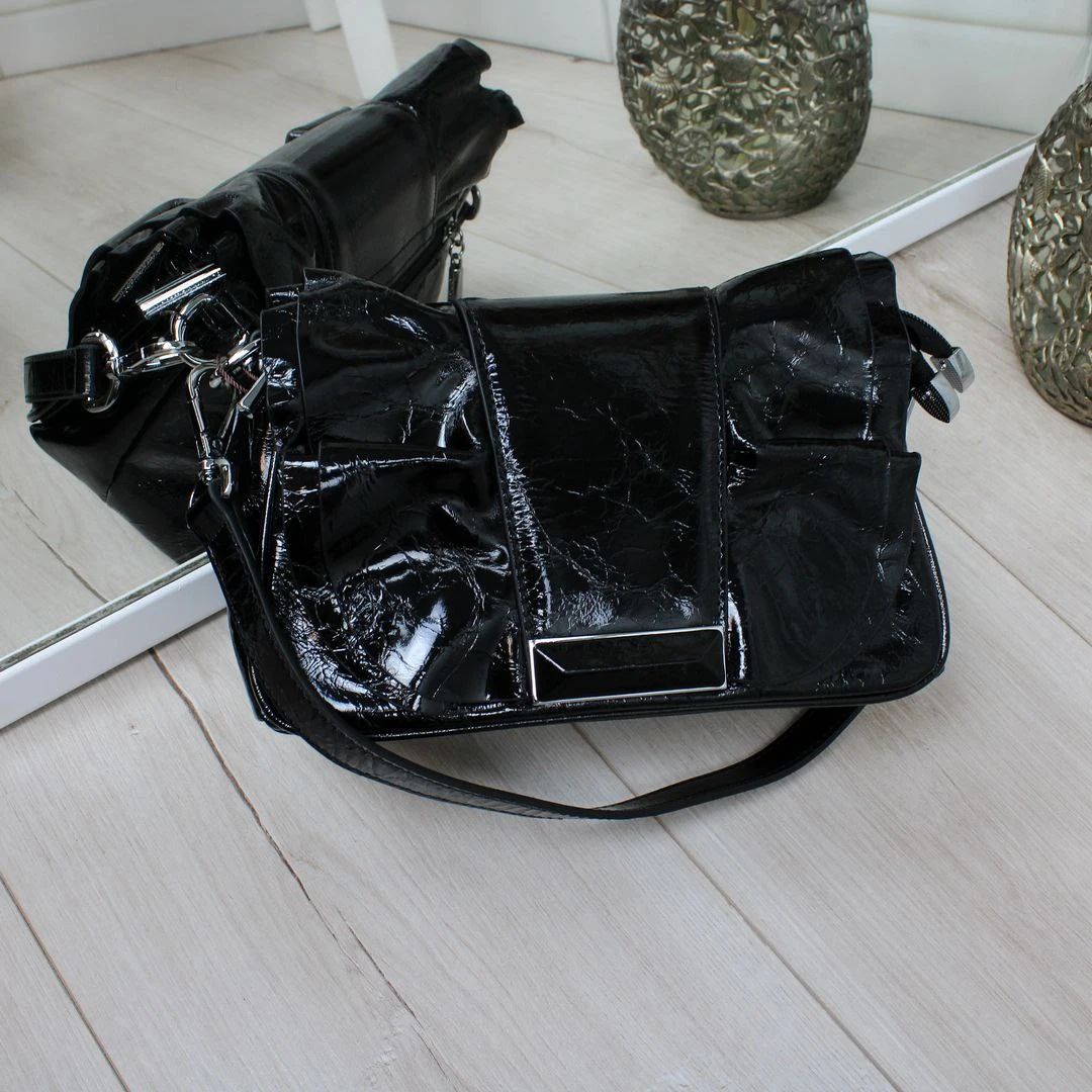 Чорна жіноча шкіряна сумка Polina & Eiterou через плече (ламаний лак)