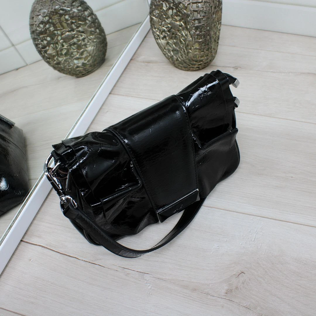 Чорна жіноча шкіряна сумка Polina & Eiterou через плече (ламаний лак)