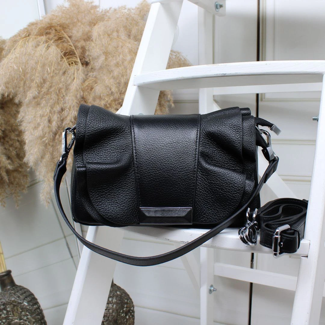 Жіноча чорна шкіряна сумка Polina & Eiterou через плече
