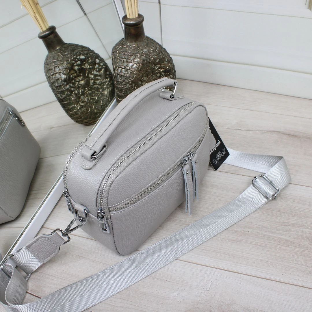 Сіра жіноча сумка крос-боді з натуральної шкіри на два відділення через плече