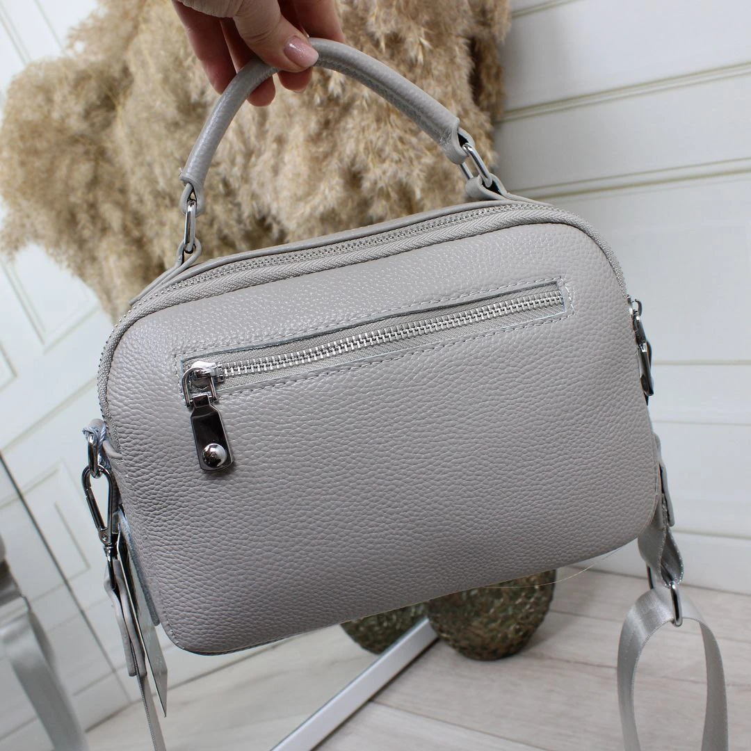 Сіра жіноча сумка крос-боді з натуральної шкіри на два відділення через плече