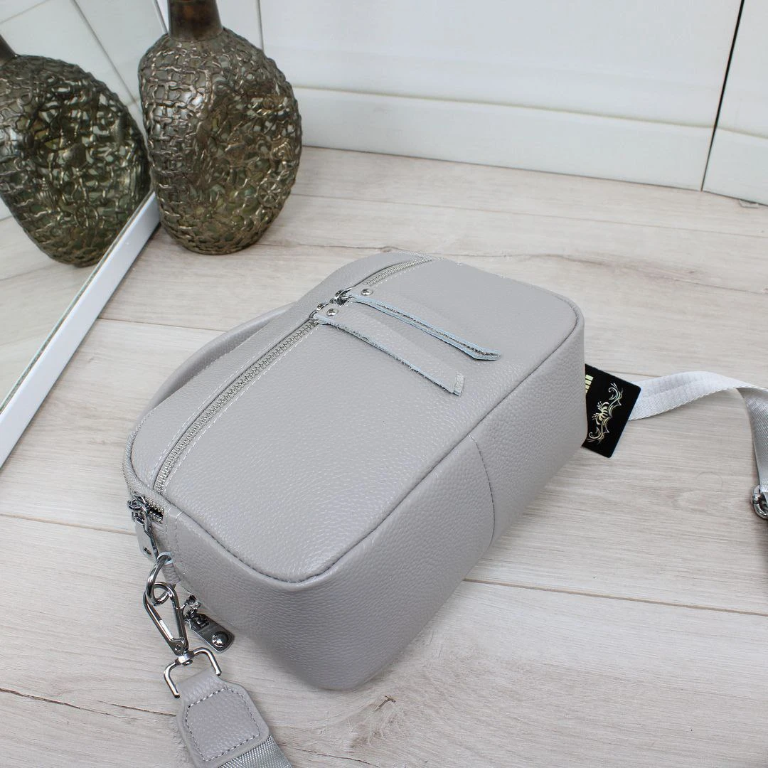 Сіра жіноча сумка крос-боді з натуральної шкіри на два відділення через плече