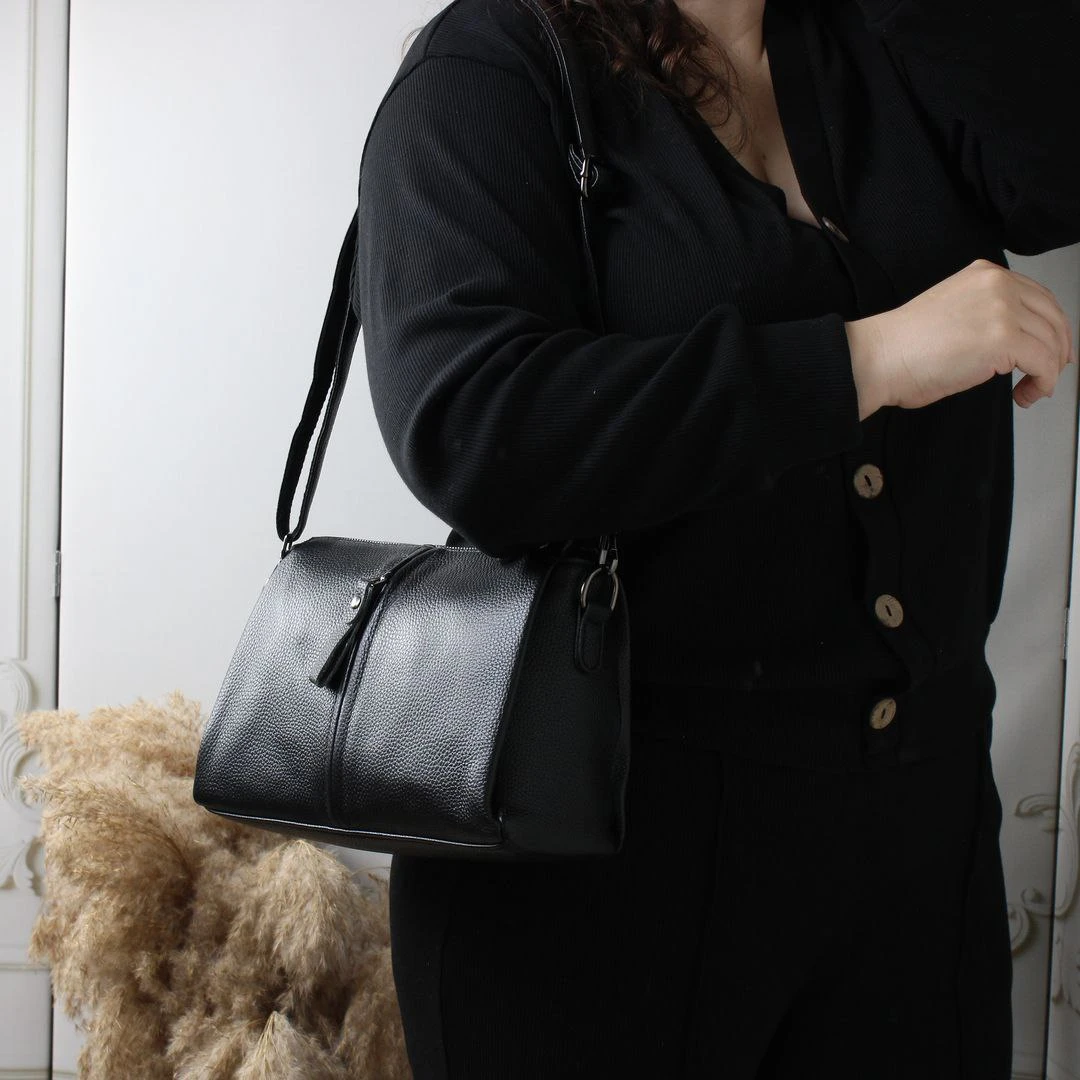 Жіноча чорна сумка через плече з натуральної шкіри крос-боді класична