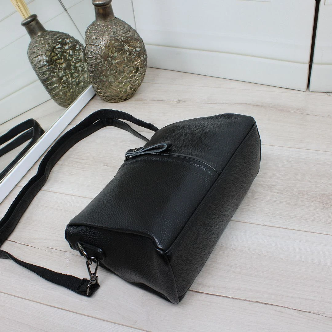 Жіноча чорна сумка через плече з натуральної шкіри крос-боді класична