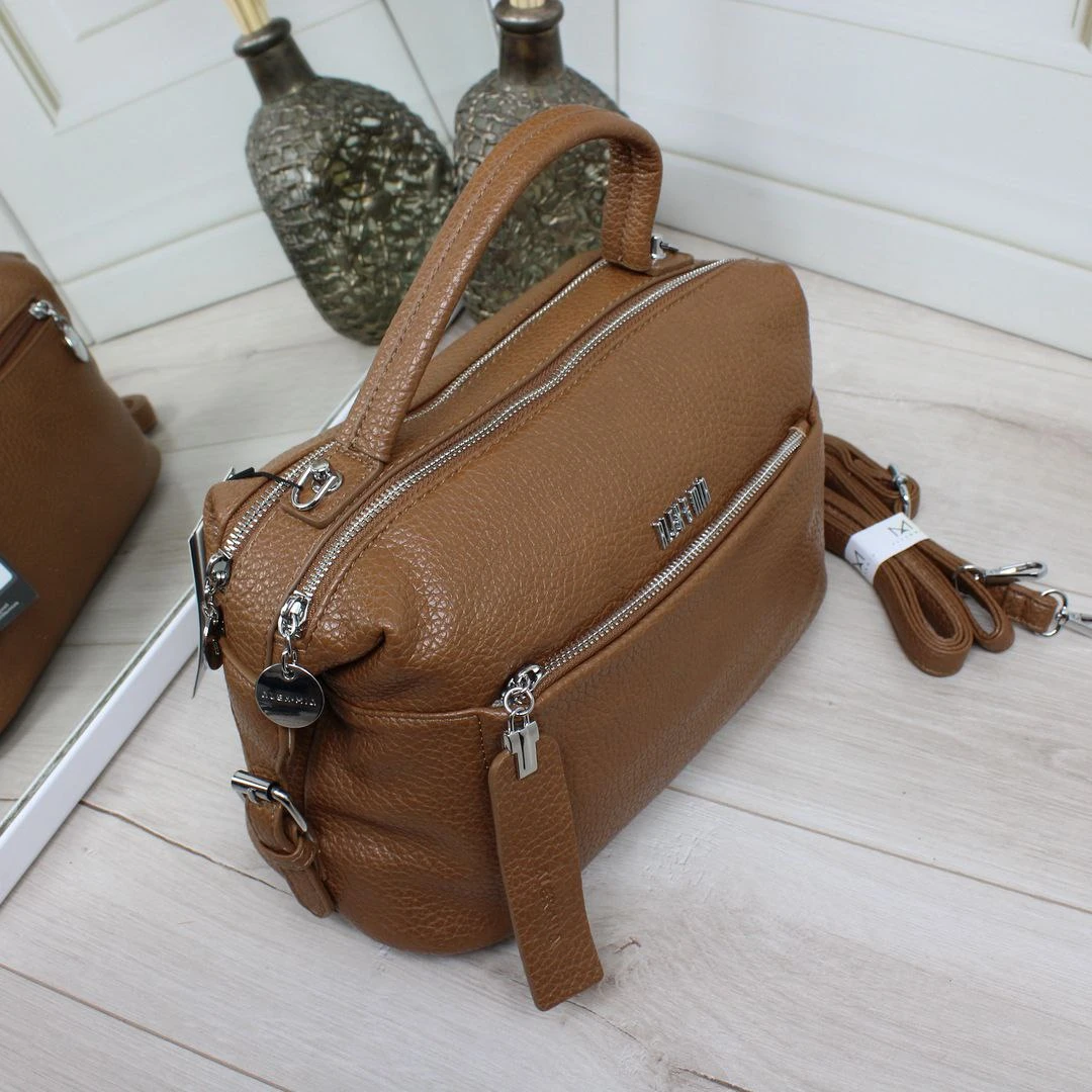 Жіноча світло-коричнева сумка крос-боді через плече з екошкіри