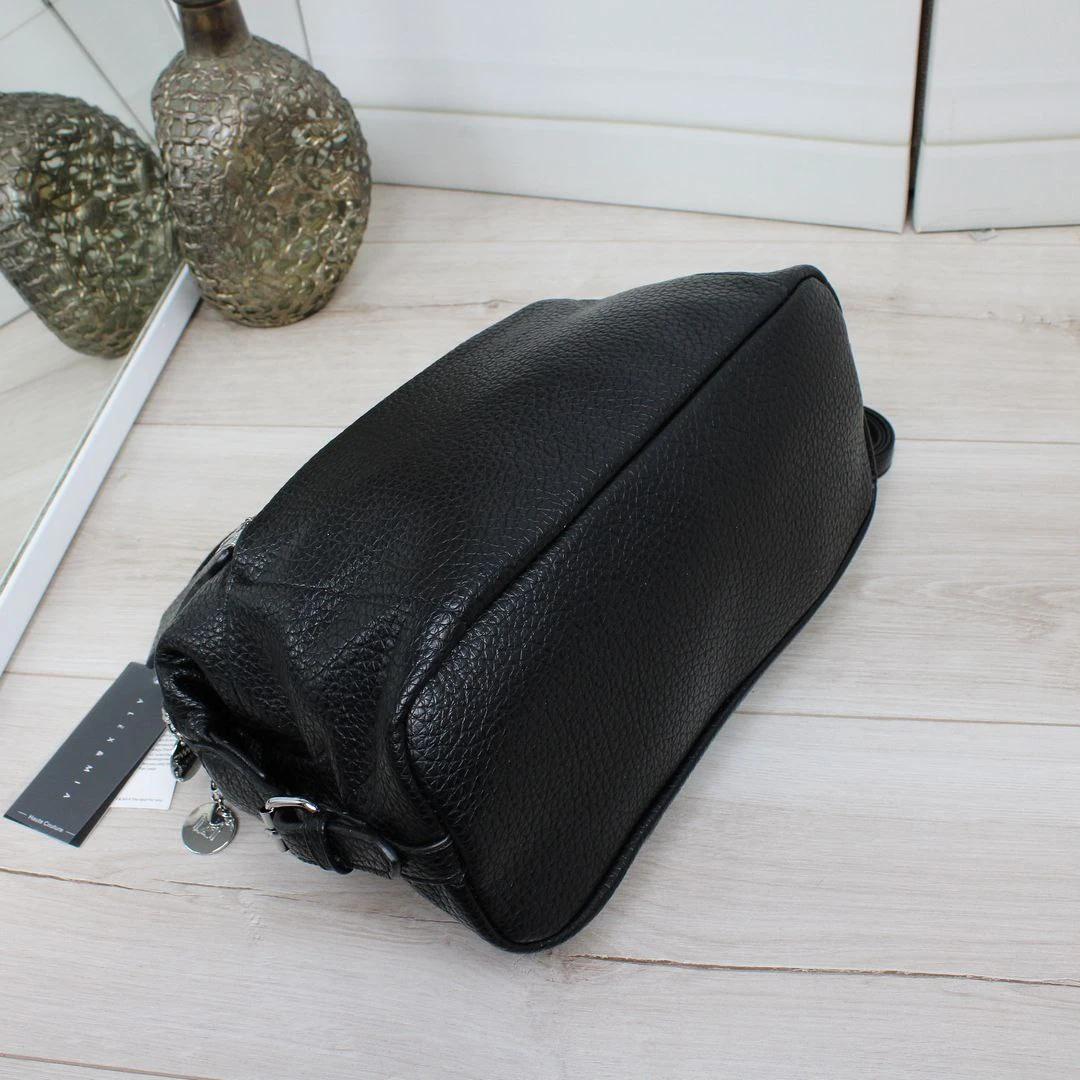 Чорна жіноча сумка крос-боді через плече з екошкіри