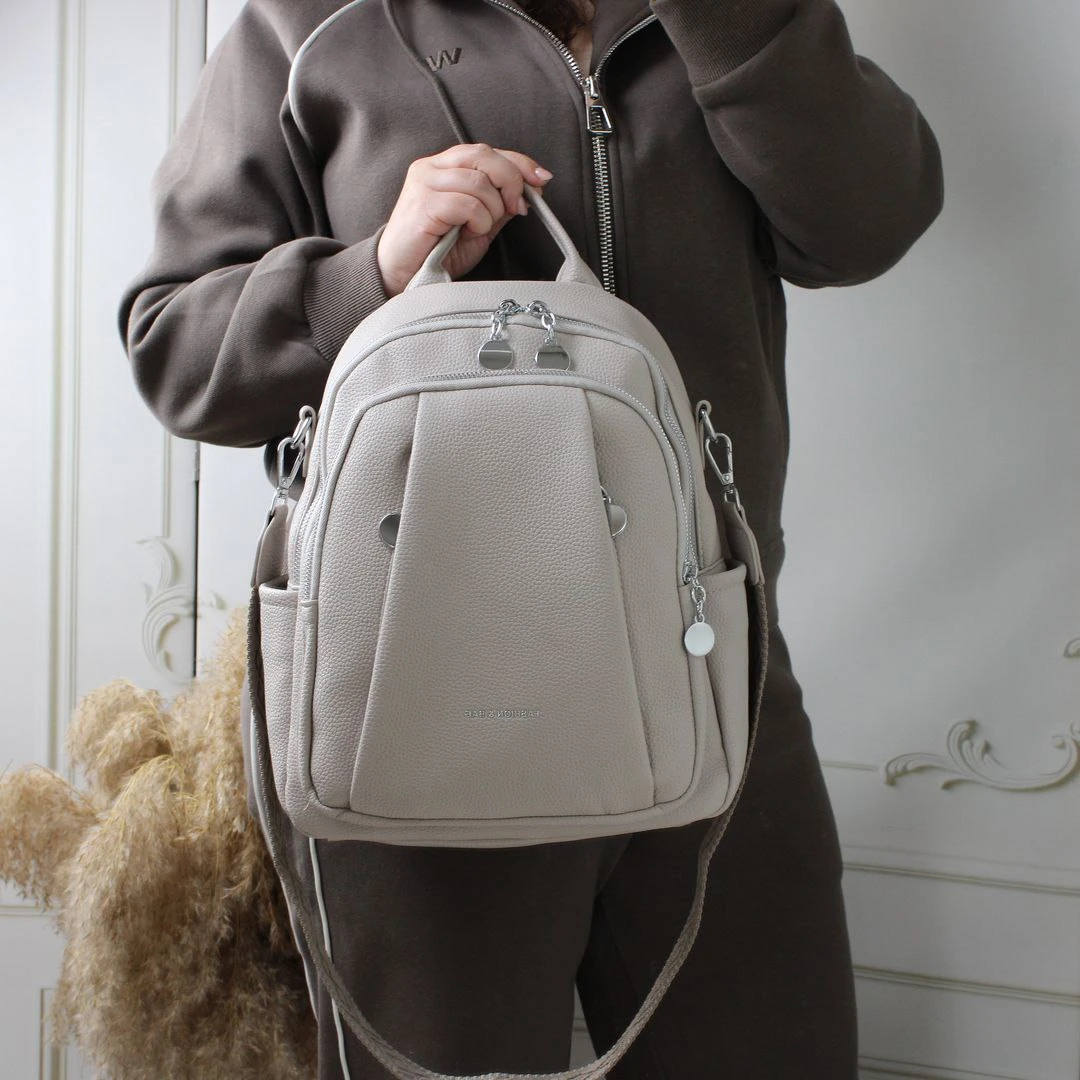 Жіноча сіро-лілова сумка-рюкзак з екошкіри з широким ременем