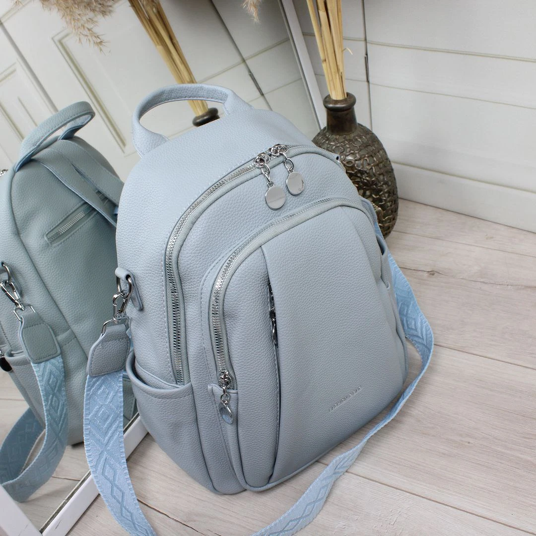 Жіноча блакитна сумка-рюкзак трансформер з екошкіри та срібною фурнітурою