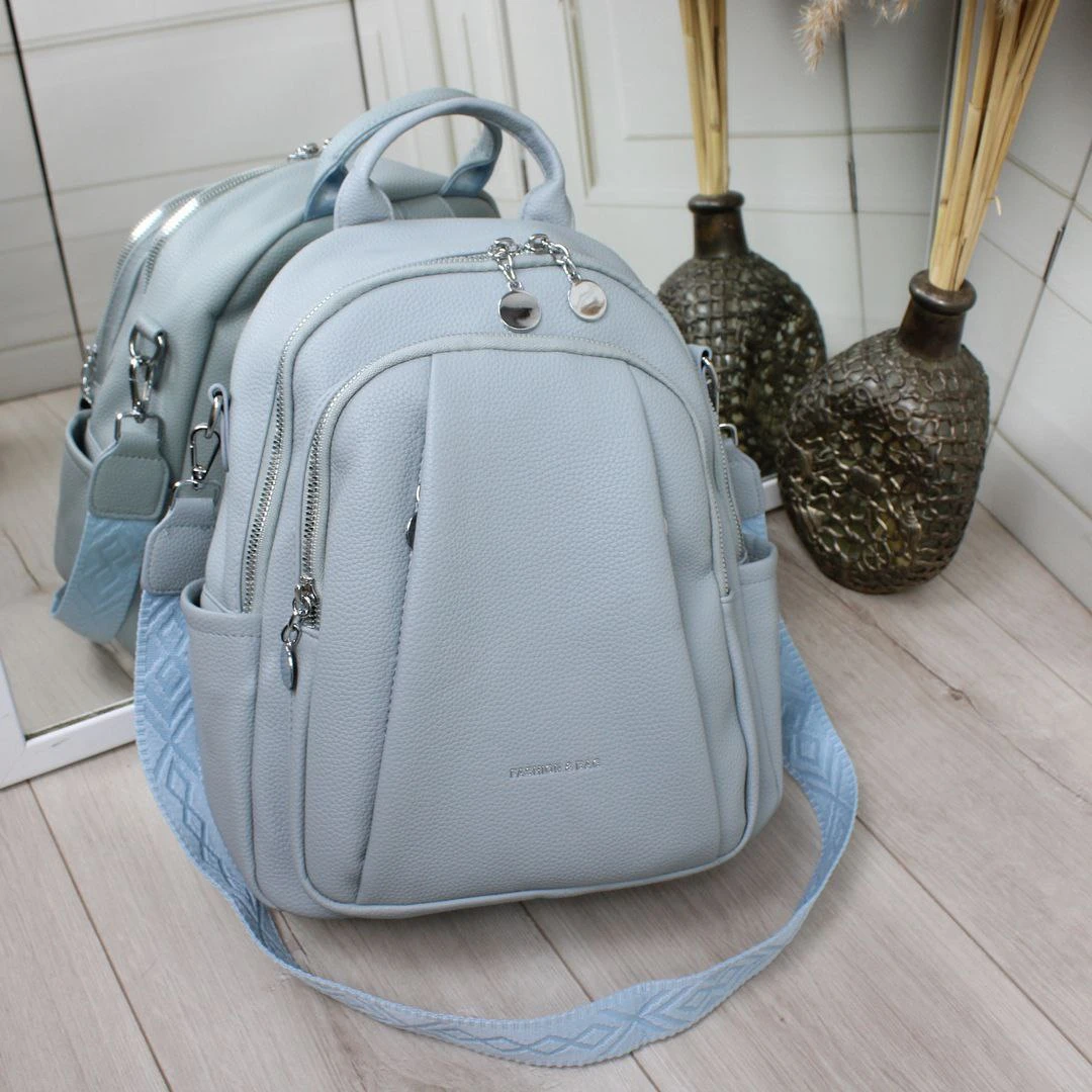 Жіноча блакитна сумка-рюкзак трансформер з екошкіри та срібною фурнітурою