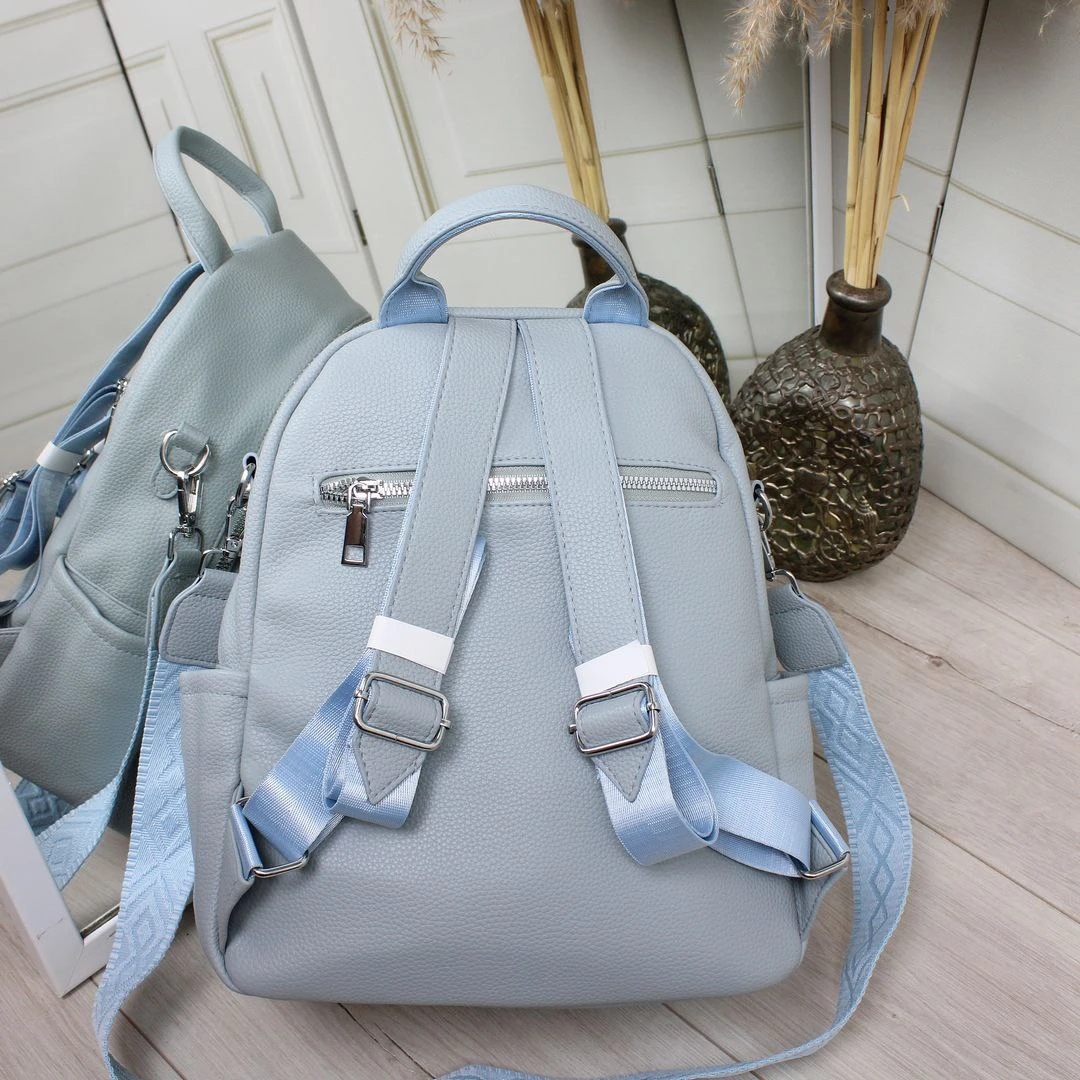 Жіноча блакитна сумка-рюкзак трансформер з екошкіри та срібною фурнітурою