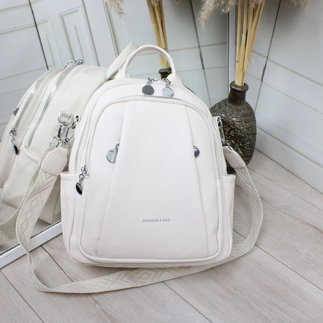Жіноча молочна сумка-рюкзак з екошкіри зі срібною фурнітурою