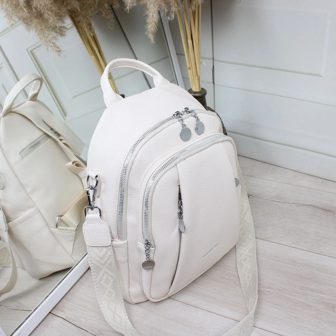 Жіноча молочна сумка-рюкзак з екошкіри зі срібною фурнітурою
