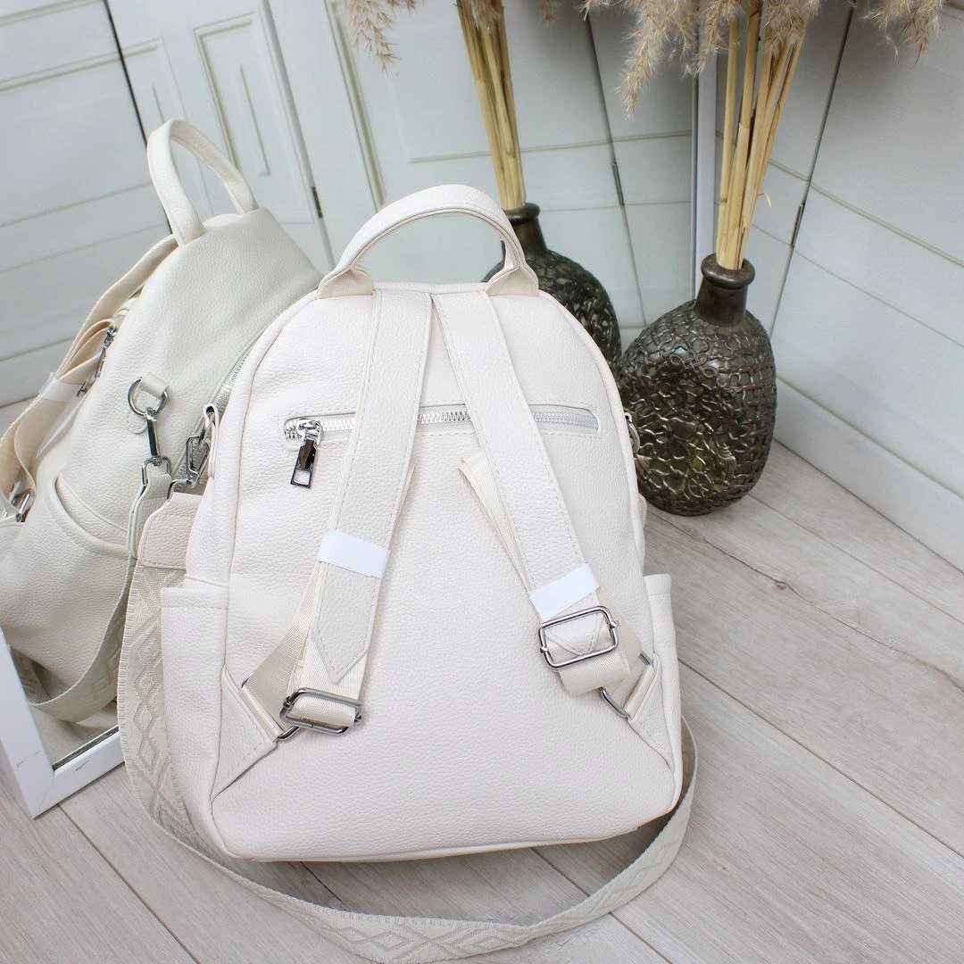 Жіноча молочна сумка-рюкзак з екошкіри зі срібною фурнітурою