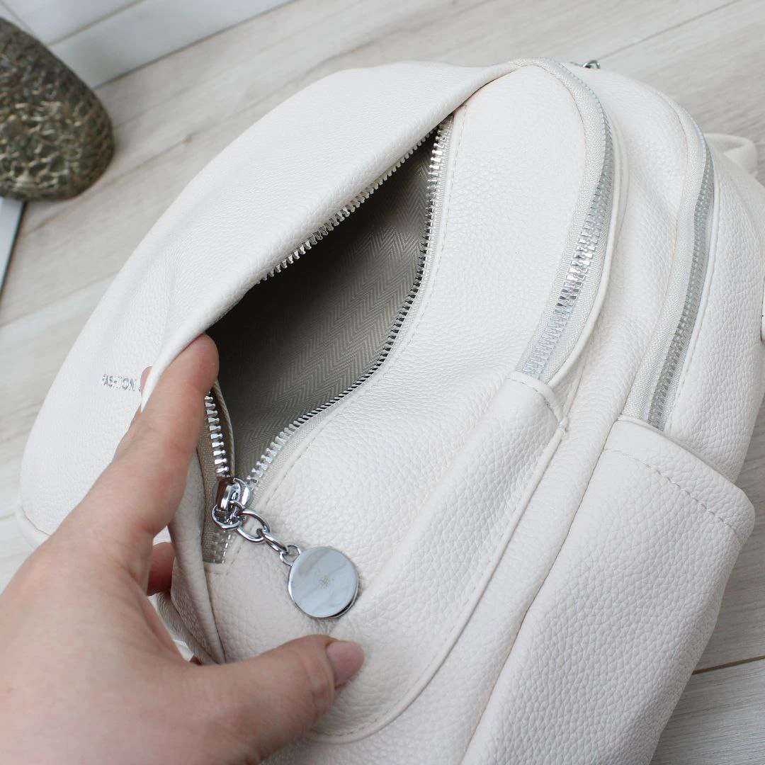 Жіноча молочна сумка-рюкзак з екошкіри зі срібною фурнітурою