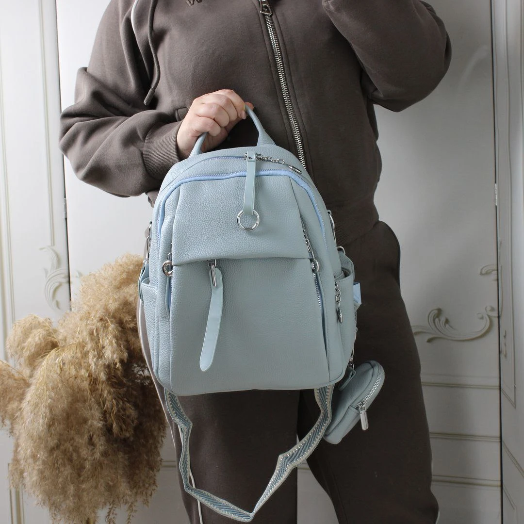 Жіноча блакитна сумка-рюкзак 2 в 1 з екошкіри зі срібною фурнітурою
