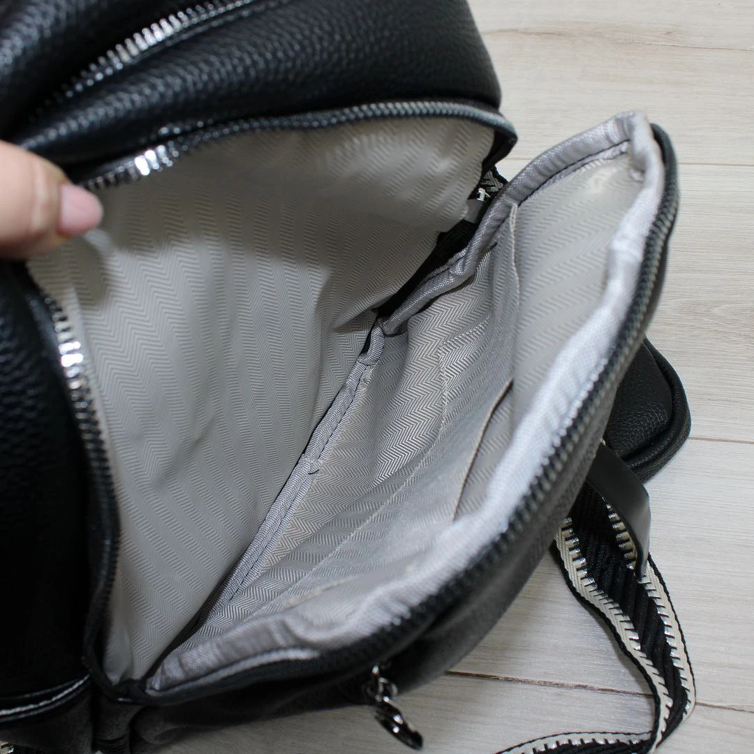 Чорна жіноча сумка-рюкзак з екошкіри трансформер