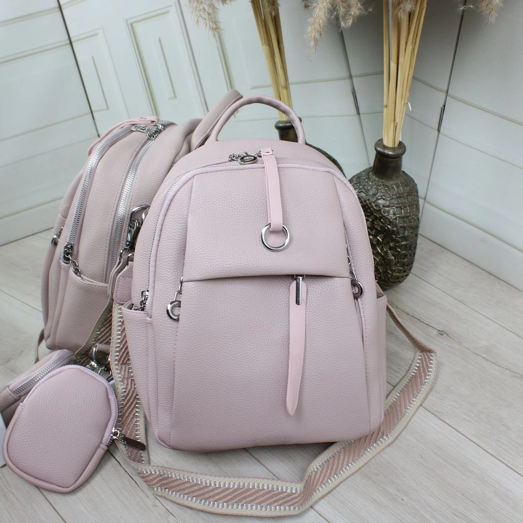 Жіноча сумка-рюкзак кольору пудра з екошкіри з текстильним ременем