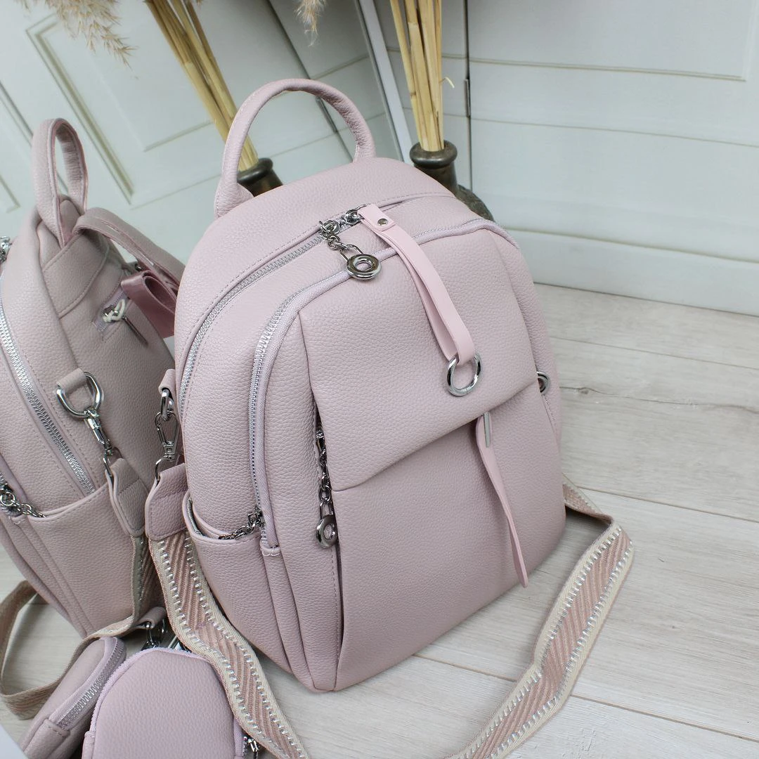 Жіноча сумка-рюкзак кольору пудра з екошкіри з текстильним ременем