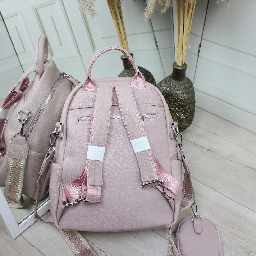 Жіноча сумка-рюкзак кольору пудра з екошкіри з текстильним ременем