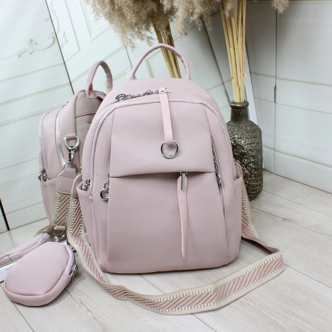 Жіноча сумка-рюкзак кольору пудра з екошкіри з текстильним ременем