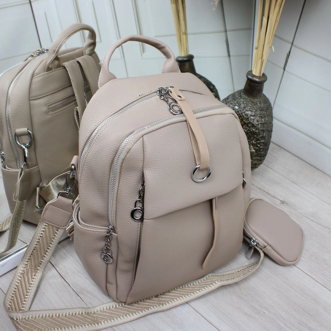 Жіноча сумка-рюкзак кольору темний беж з екошкіри