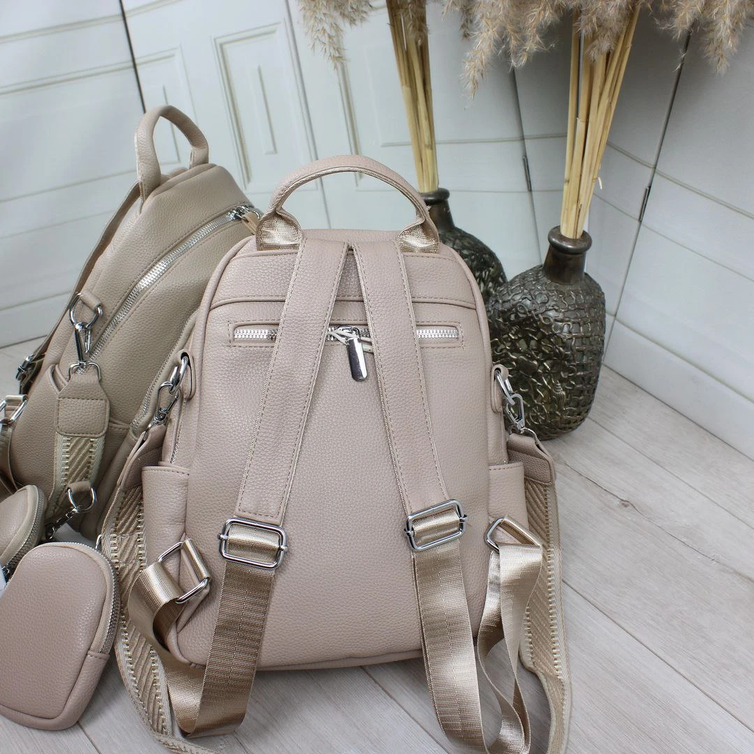 Жіноча сумка-рюкзак кольору темний беж з екошкіри