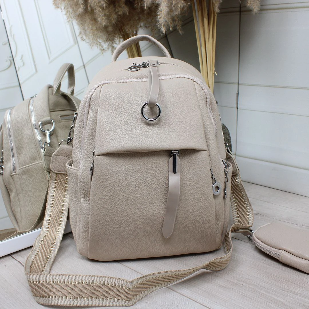 Жіноча бежева сумка-рюкзак трансформер з екошкіри зі срібною фурнітурою