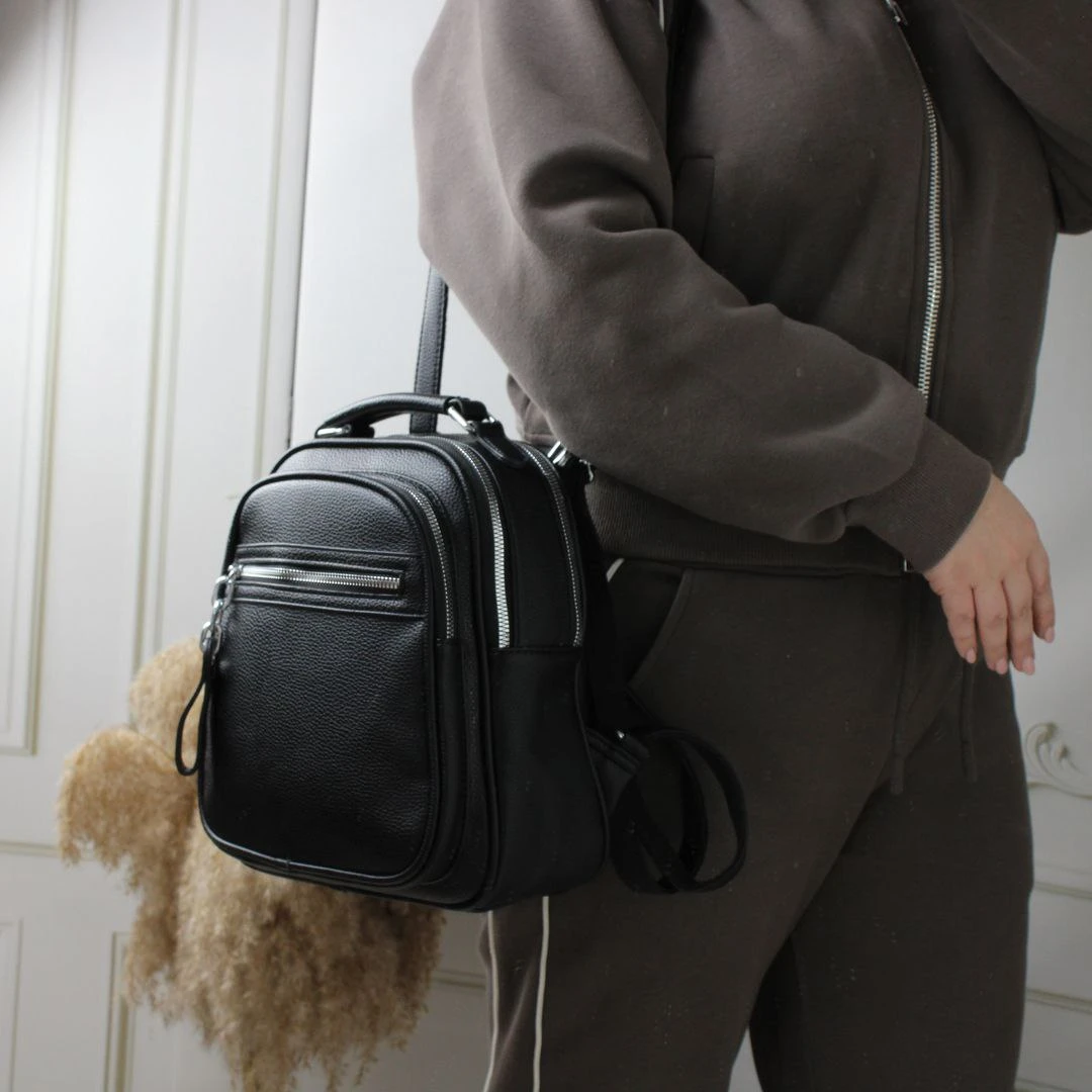Чорна жіноча сумка-рюкзак трансформер з екошкіри на два відділення
