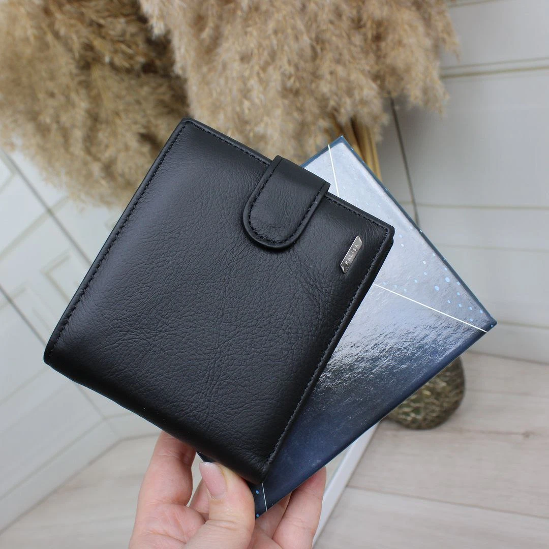 Чоловічий чорний гаманець із натуральної шкіри на кнопці з монетницею та відділами для карток