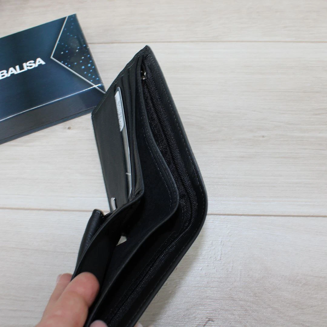 Чоловічий чорний гаманець із натуральної шкіри на кнопці з монетницею та відділами для карток