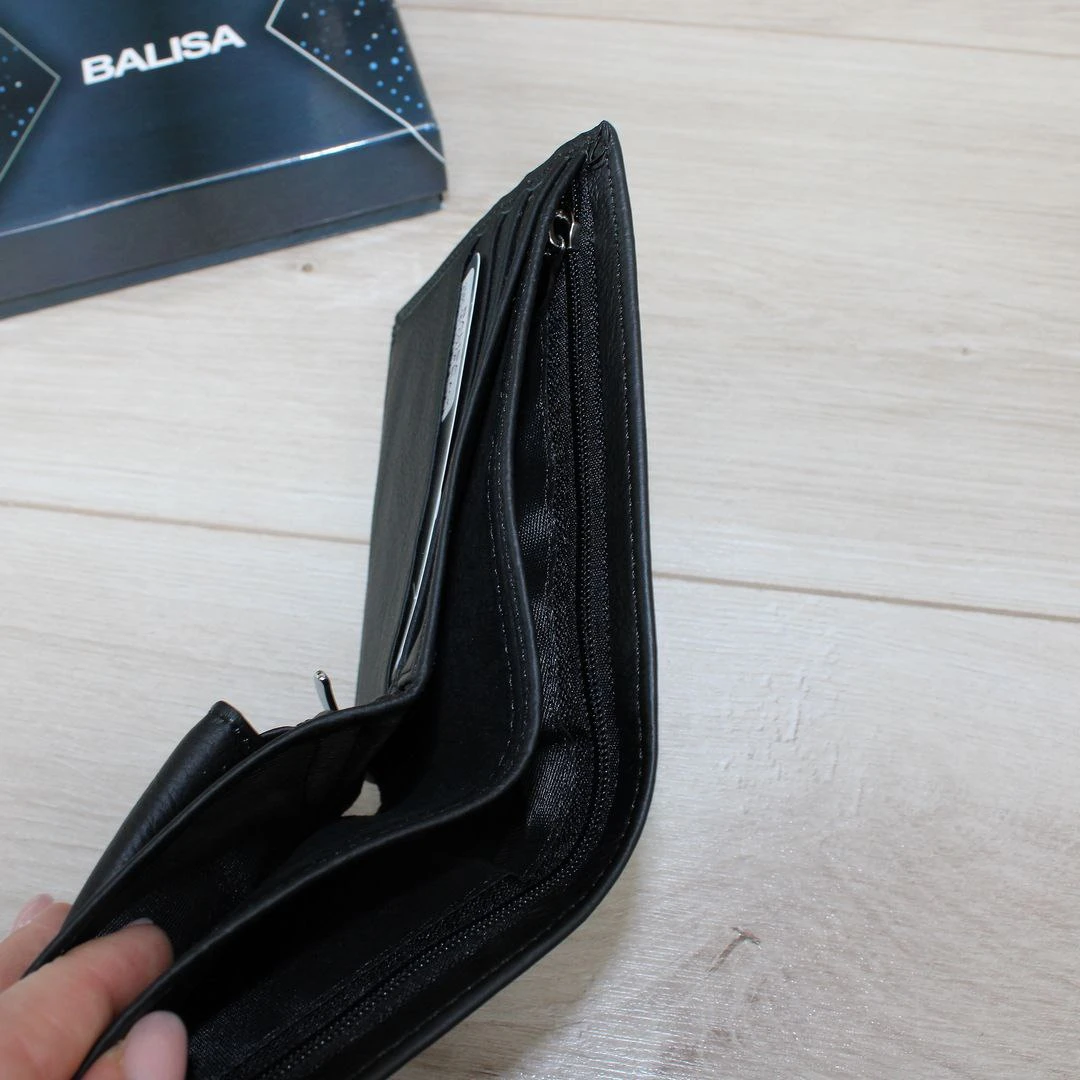 Чоловічий чорний гаманець із натуральної шкіри на кнопці з монетницею та відділами для карток